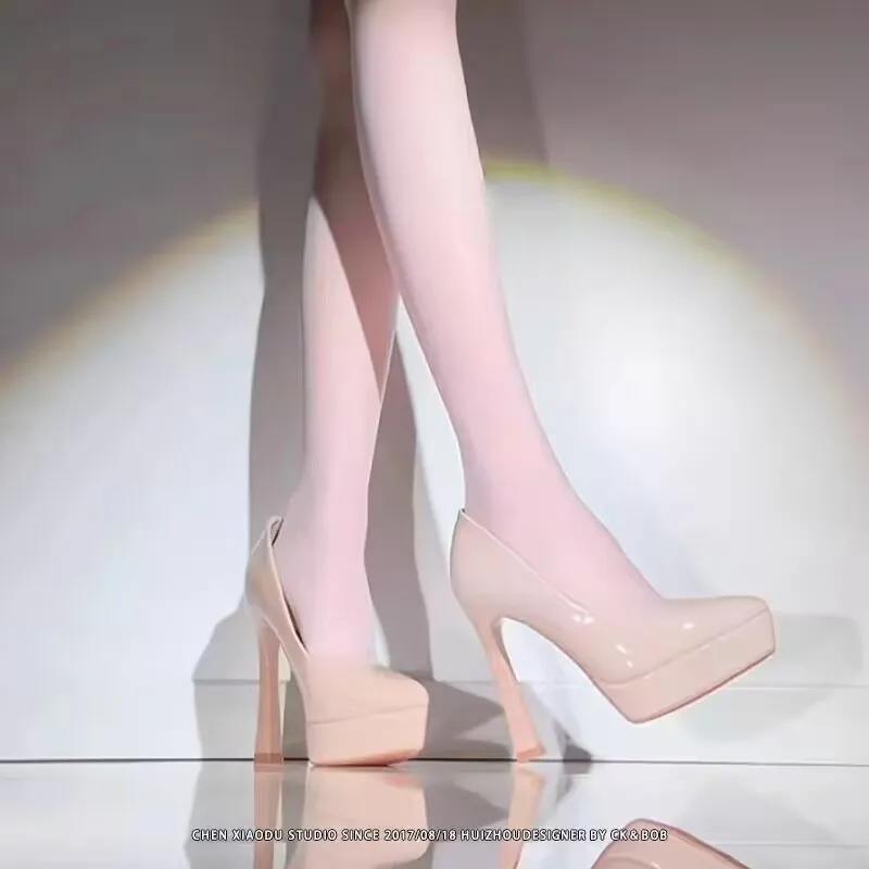 Nackte spitze Zehen-Stiletto-Absätze, sexy Plateau-Damenschuhe