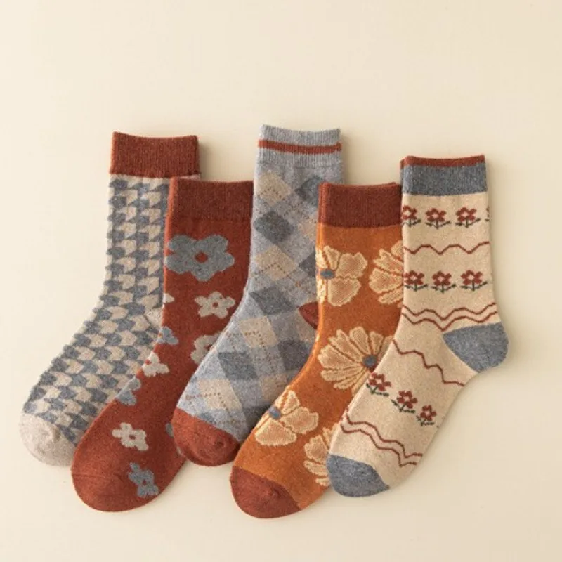 5 Pairs Autumn/winter Thick Velvet Warm and Cold Proof Women's Mid Tube Socks with Palace Style Embossed Flower Women's Socks