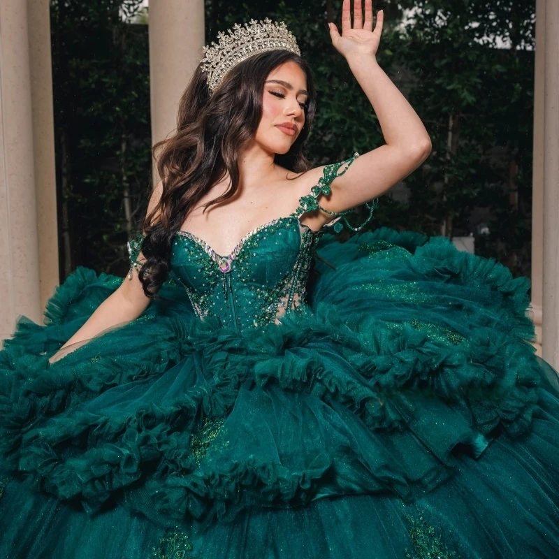 فساتين Quinceanera للأميرة باللون الأخضر المسود بدون أكتاف مزينة بالدانتيل مطرز بالخرز متدرج تول حلو 16 فستان حفلة فيستدوس 15