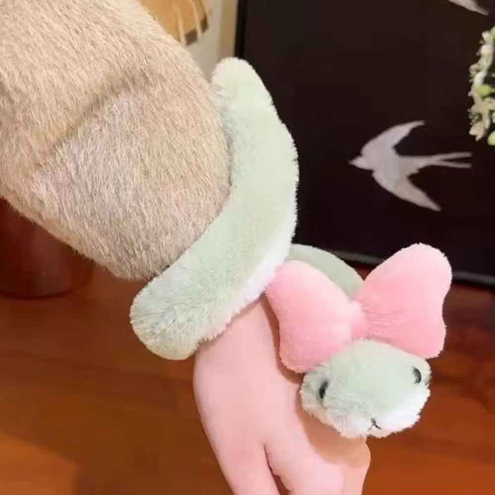 Envoltura alrededor del brazo Año del serpiente juguete de peluche pequeño serpiente comodidad serpiente muñeco de peluche lindo dibujos animados serpiente Animal muñeca