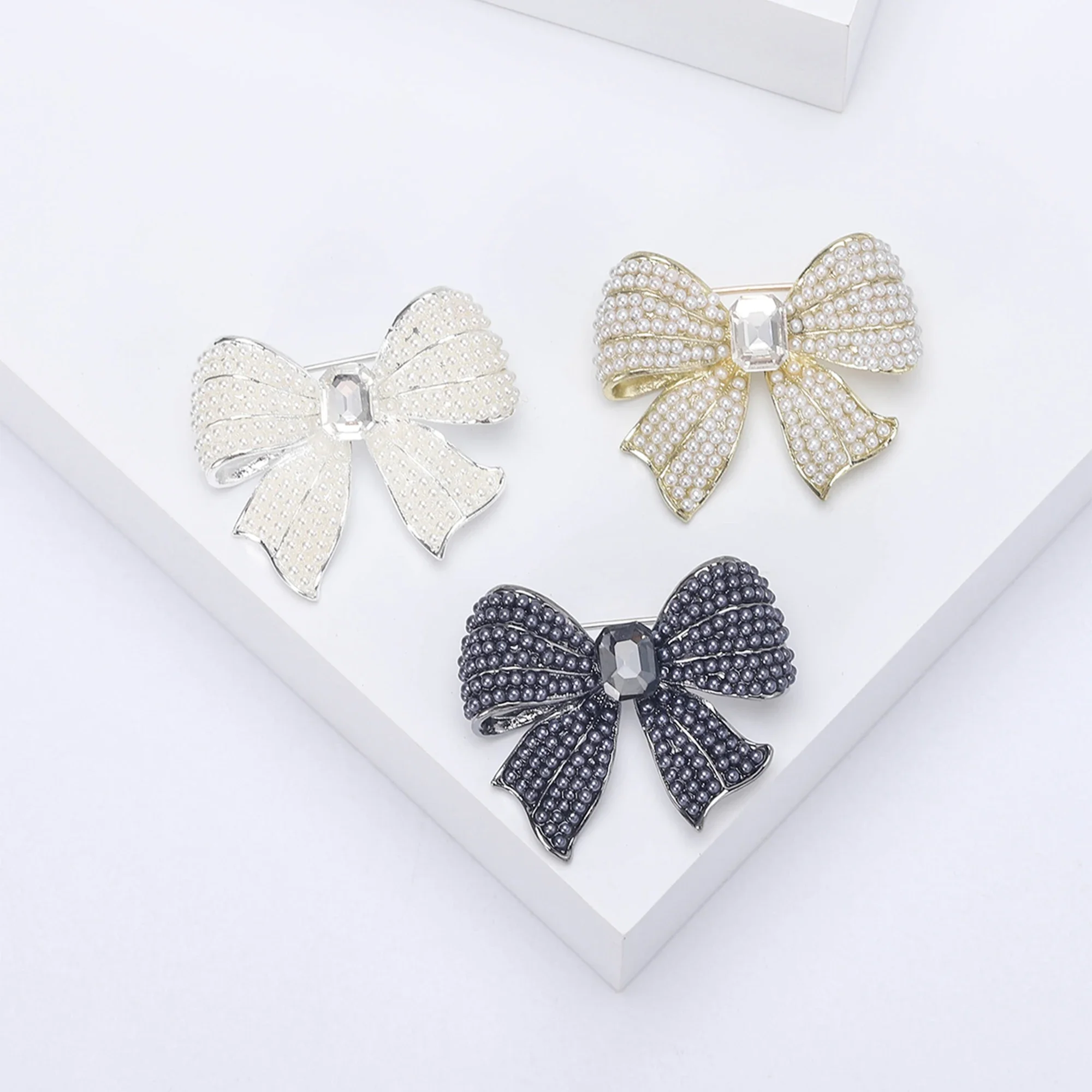 Rhinestone Bow Brooches for Women Pearl Bow Knot Pins Event Party Backpack Decoration Clothes Accessories