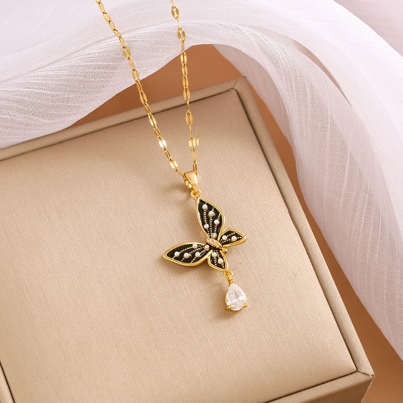 

High-end design, a fashionable and elegant pearl oil drop butterfly necklace specially designed for women