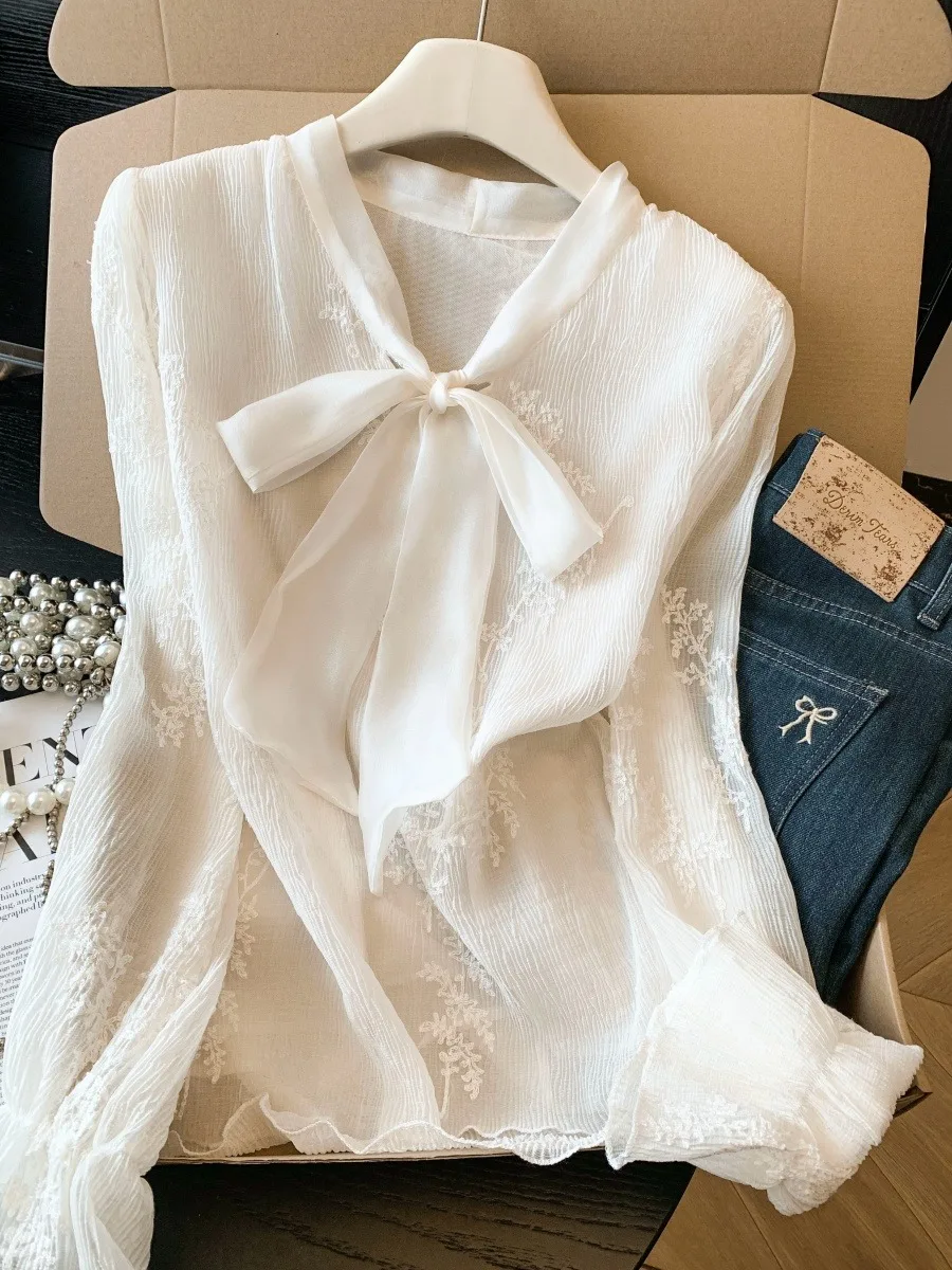 

Уникальная женская блузка с V-образным вырезом и длинными рукавами, кружевная, весна-лето, новая, свободного кроя, стройнящая, с вышивкой, в корейском стиле, для офиса и повседневной носки