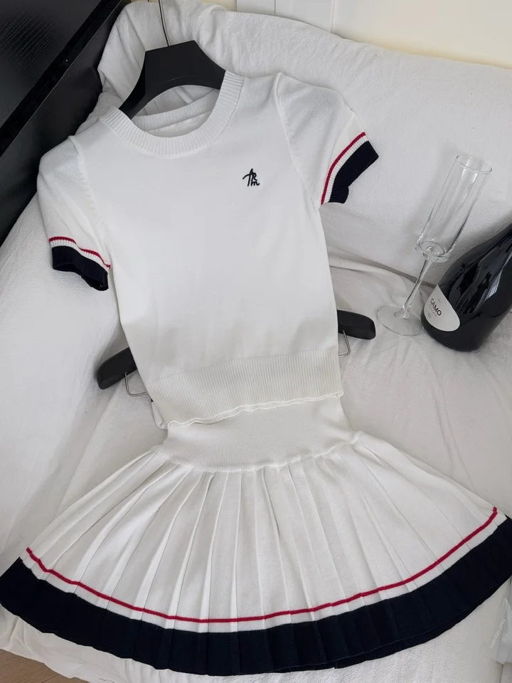 Setelan Dua Potong Slim Fit Musim Panas Wanita dengan Rok Lipit dan Kaos Rajut Elastis Putih Retro Amerika.