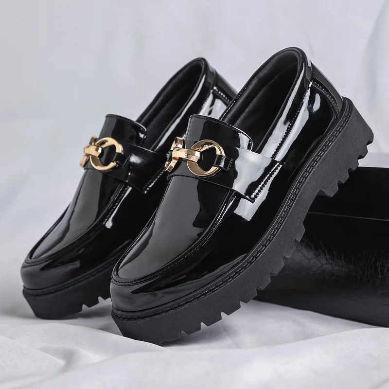 Herren-Freizeitsneakers, Herren-Slipper aus glänzendem Lackleder, Herren-Lederschuhe mit dicker Sohle und Metallschnalle, die die Körpergröße optisch erhöhen, Herren-Freizeitschuhe im britischen Stil für den täglichen Gebrauch. – Detail 1