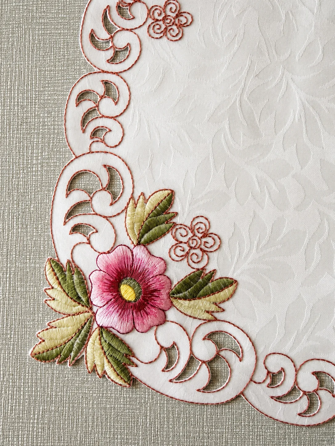 1 Piece Floral Embroidered Hollow-Out Tablecloth, French-Style Romantic Polyester Fiber Oval-Shaped Embroidered Hand-Carved Hollow-Out Dust-Proof and Heat-Resistant Tablecloth, Suitable for Dining Tables, Coffee Tables, Tea Tables, Daily Home Use, and Wedding Party Decoration