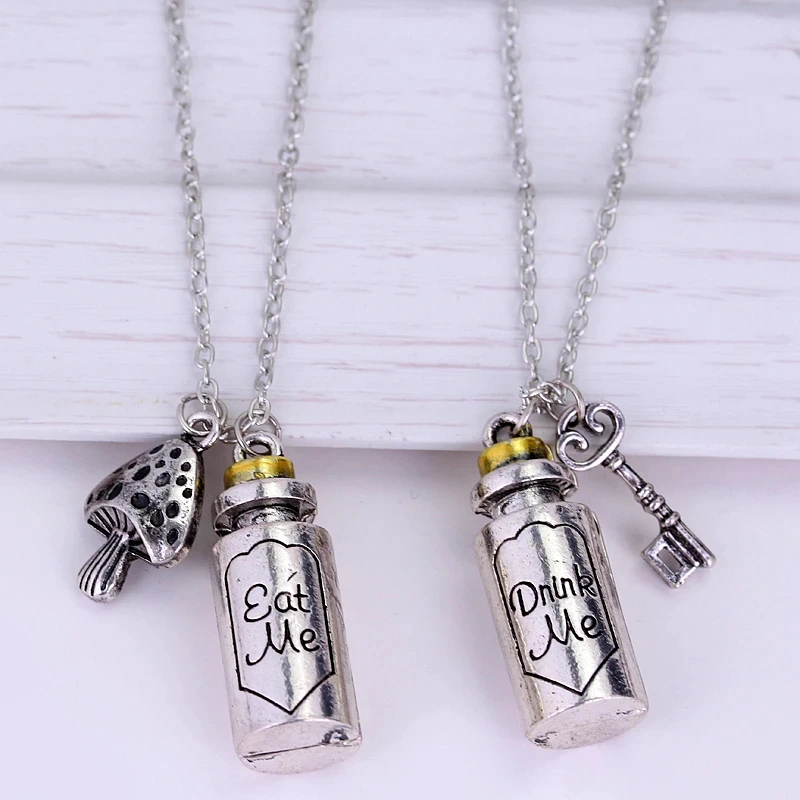 Vintage Alice in Wonderland Torque Necklaces The Album\'s Title Eat Me Drink Me Charm Bottle Pendants Necklace for Lovers Jewelry