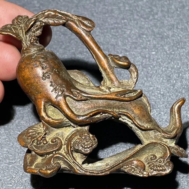 

Твердая старая медная резьба Женьшень Ruyi Маленький орнамент Ретро Чайная церемония Медь Домашнее животное Антикварная медная игрушка Жизнь как драма