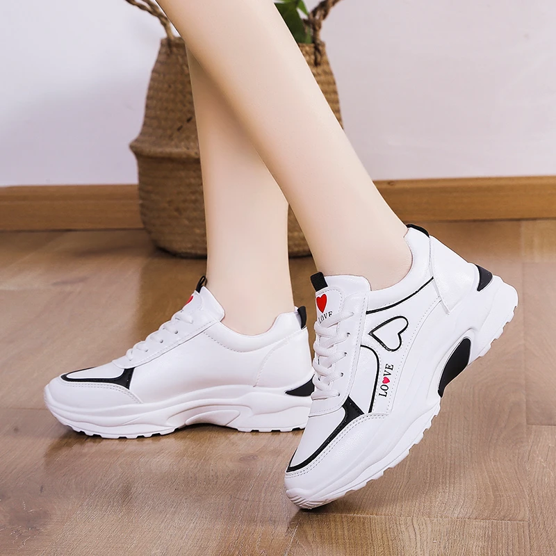 Scarpe da papà alla moda con punta tonda Nuove scarpe bianche da studente con suola spessa primaverile, scarpe sportive e casual comode/resistenti all'usura