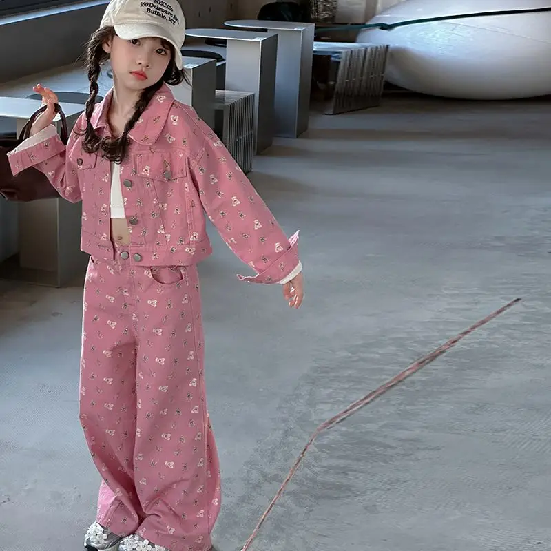 

Новинка Весна 2026: Модный джинсовый комплект для девочек — топ с мультяшным принтом + повседневные широкие брюки. Комплект из двух предметов для девочек.