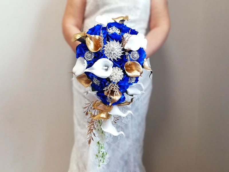 2022 New Royal Blue ดอกไม้ Golden Cala ลิลลี่ Cascading เจ้าสาว Rhinestones หรูหรา Bouquet De Mariée Retombant