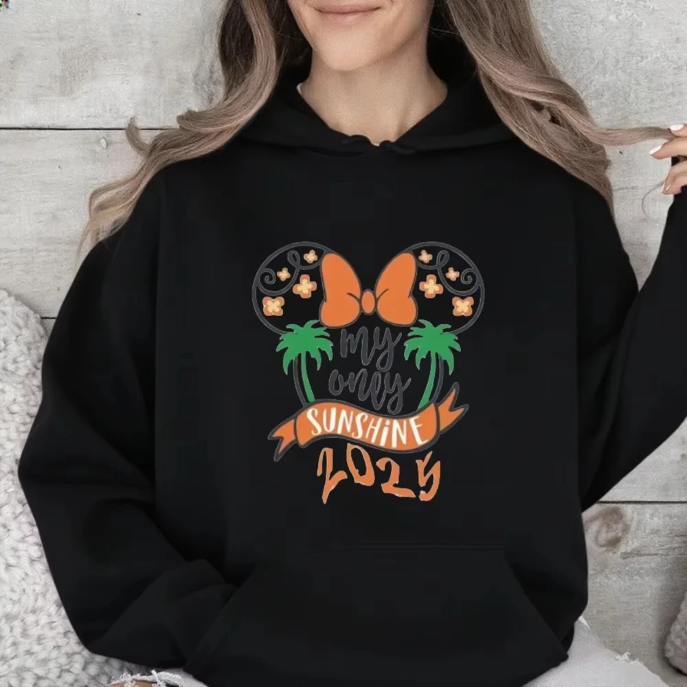 Ropa familiar de Disney 2025 conmemorativa de vacaciones multicolor disponible para otoño e invierno Sudadera con capucha holgada informal para niñas de manga larga