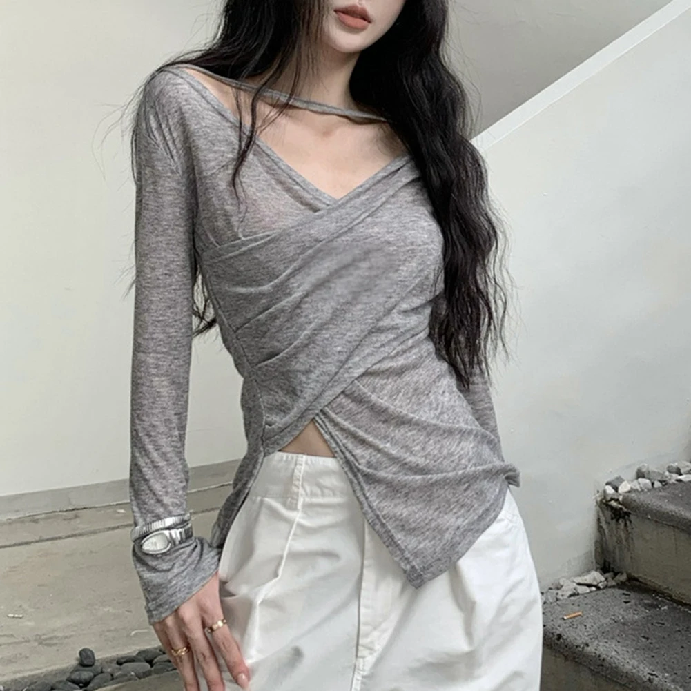 เสื้อยืดผู้หญิงคอวีมีทรงเข้ารูปพอดีตัวและแขนยาวมีสไตล์พร้อมลุคไม่สม่ําเสมอที่สะดุดตา