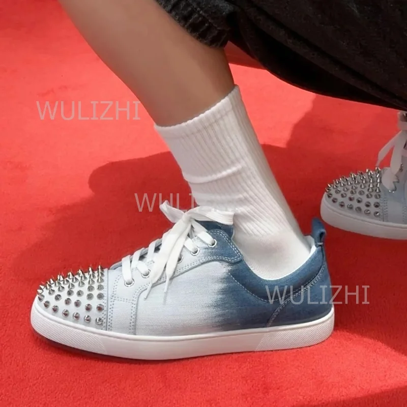 zapatillas-deportivas-casuales-de-verano-para-hombre-de-lona-azul-claro-con-grafitis-blancos-con-cordones-remaches-suela-plana-estampado-de-pareja-y-parches-de-cuero