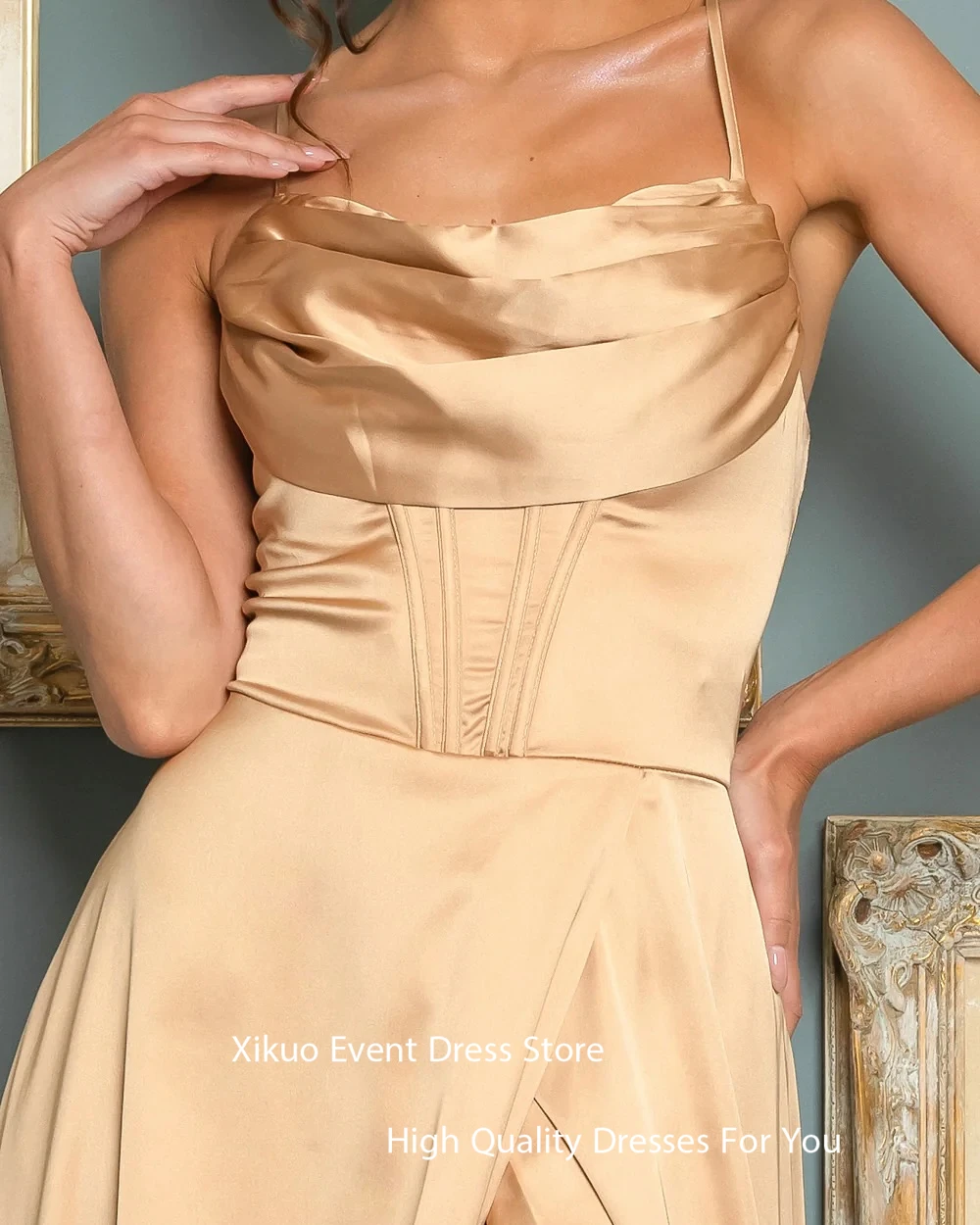 Xikuo Elegantes Champagner-Satin-Abendkleid, ärmellose Partykleider, A-Linie, plissiert, hoher Seitenschlitz, Promi-Kleider, individuell gestaltet