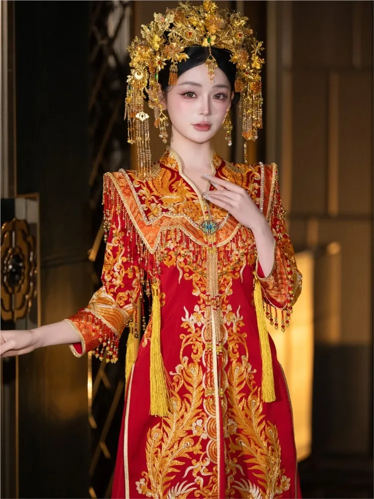 The is and wears a traditional Chinese wedding dress toasting attire to get married