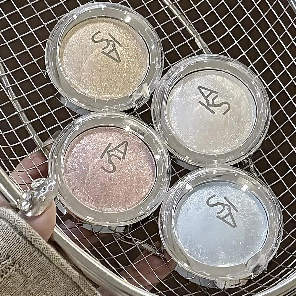 

Крем-хайлайтер с мелким мерцанием Hearlescent: сияющая пудра для контуринга лица и придания объема