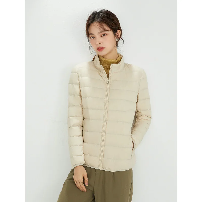가을과 겨울 신상 한국 버전 스탠드업 칼라 경량 다운 재킷 여성용 짧고 넉넉한 캐주얼 따뜻한 재킷