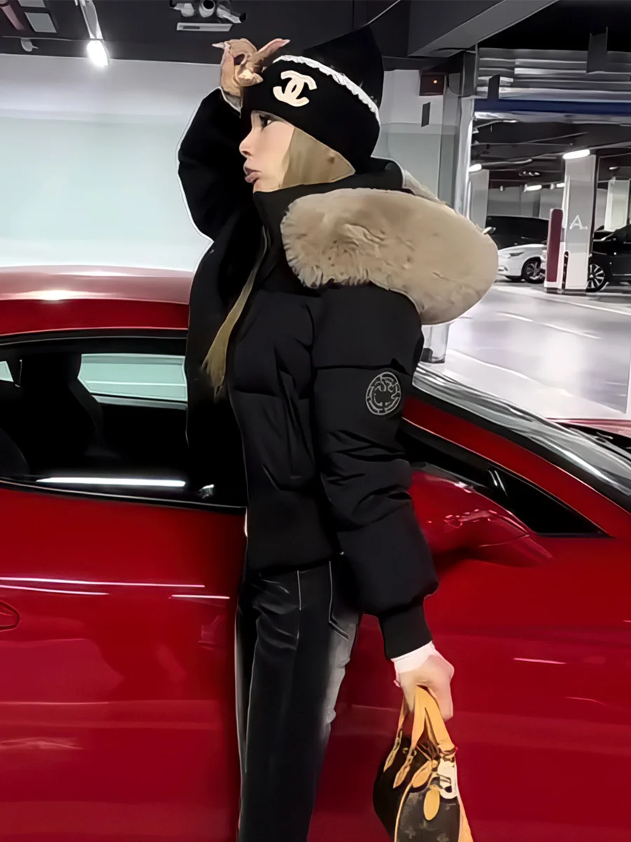 

Черная короткая женская зимняя куртка-пуховик с 90% белым утиным пухом, большим меховым воротником, капюшоном, утяжкой на талии, теплая, приталенная верхняя одежда