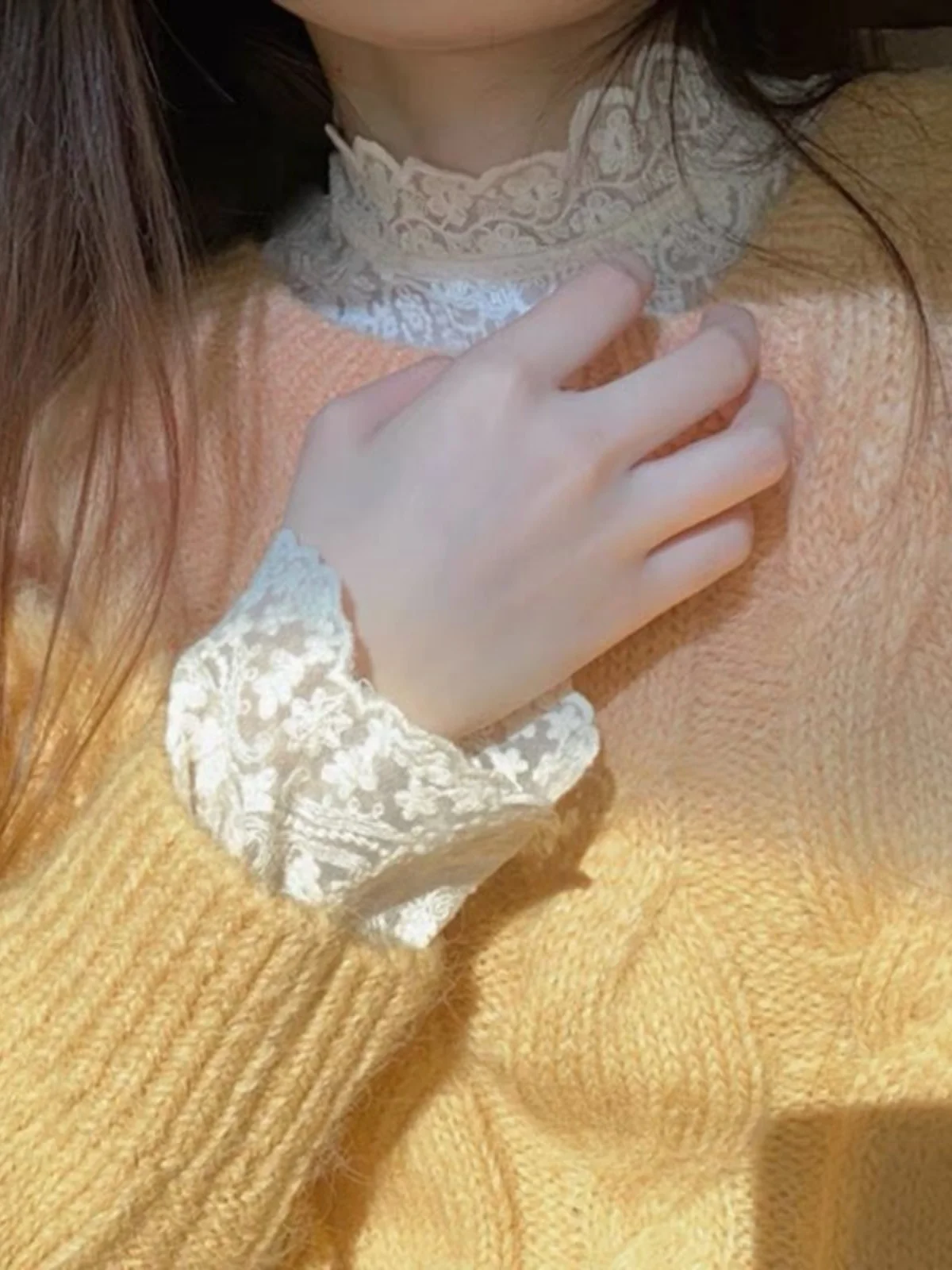 nova-blusa-feminina-de-manga-longa-com-renda-e-gola-meio-alta-camisa-de-malha-top-moderno-para-o-inverno-estilo-coreano-p