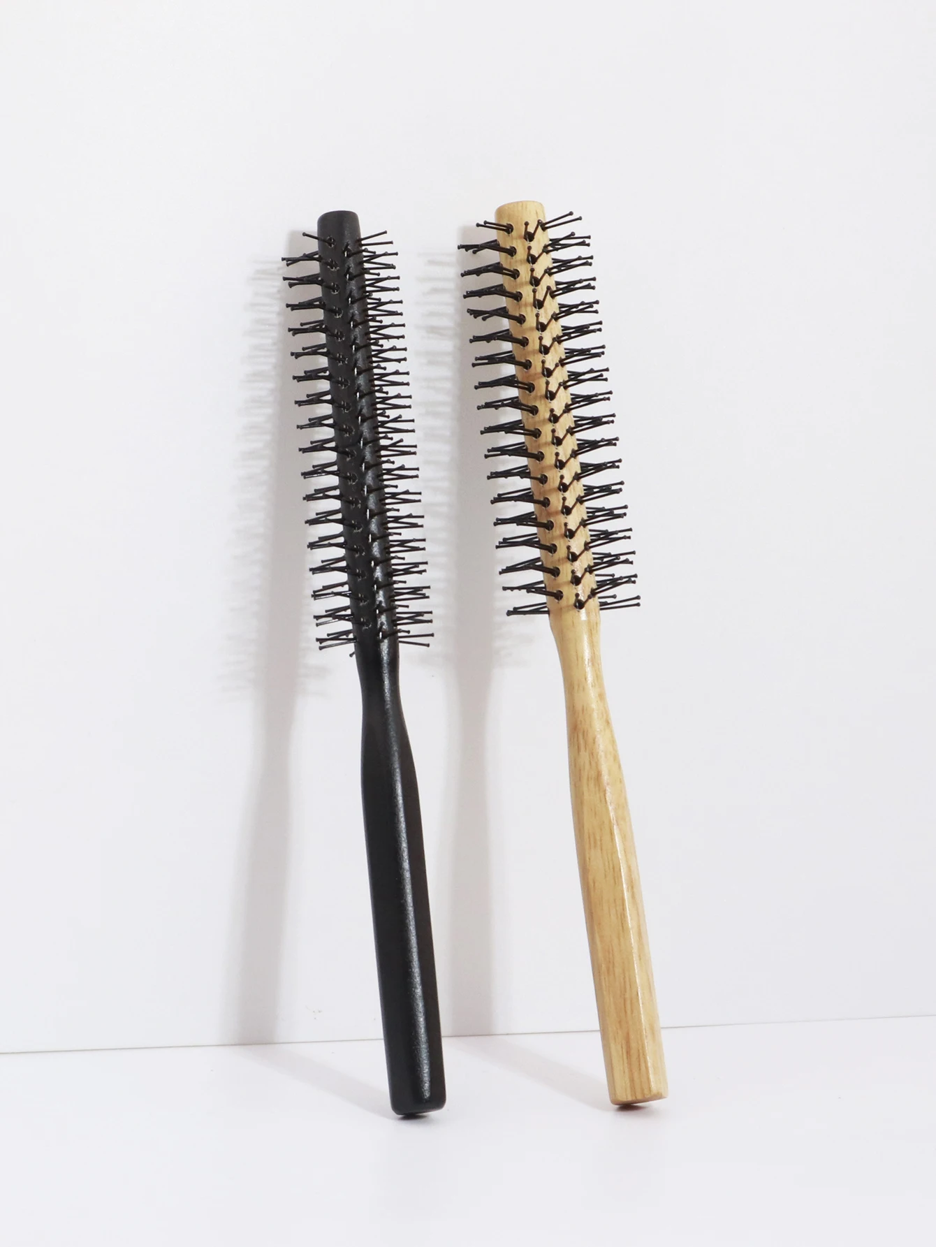 قطعتان من أمشاط صالون الشعر الاحترافية ذات المقبض الخشبي الطبيعي الأسطوانية المضادة للكهرباء الساكنة الخاصة بشعر مستعار حقيقي