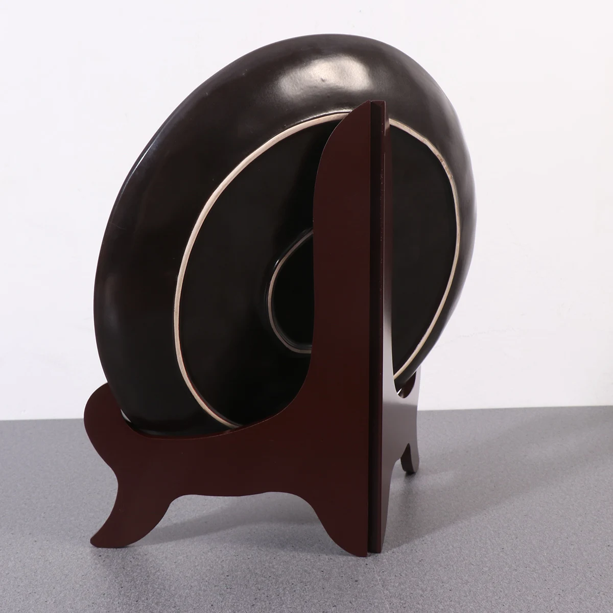 

Wooden Display Stand Natural Wood 16 Inch Diameter Elegant Curved Leg Plate Holder Tea Cake Stand Display for Desktop