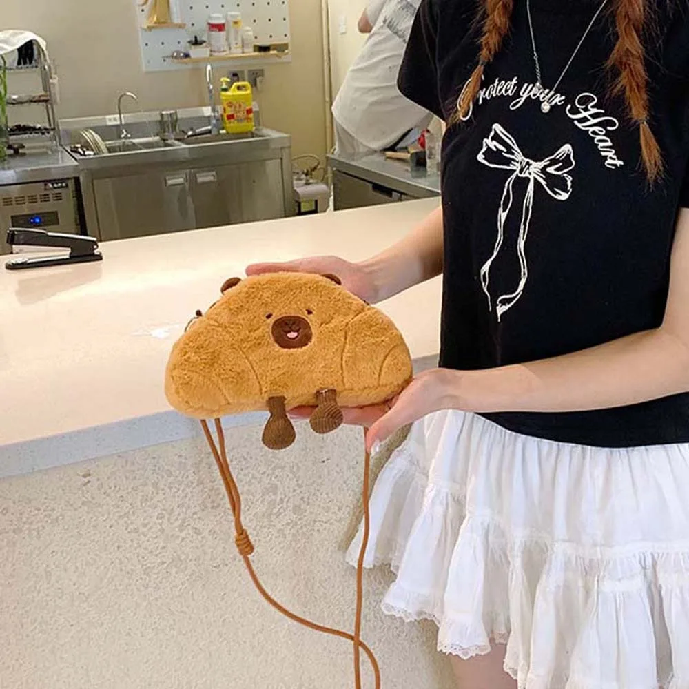 

Милая сумка через плечо с капибарой и хлебом, легкая мягкая сумка через плечо с круассаном, пушистая большая вместительная креативная сумка с героями мультфильмов для студентов