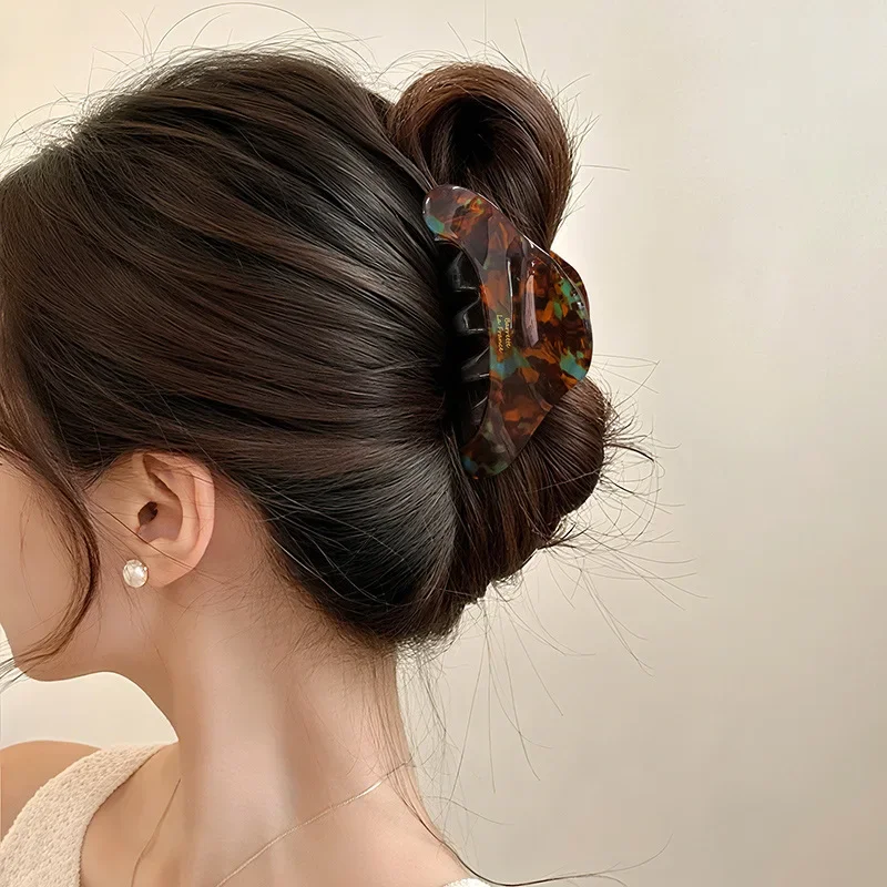 NEW 9CM Retro French Triangle Shaped Hair Claw Acrylic Claw Clips Autumn Trendy Hair Clips for Women Girls INS Hair Accessories