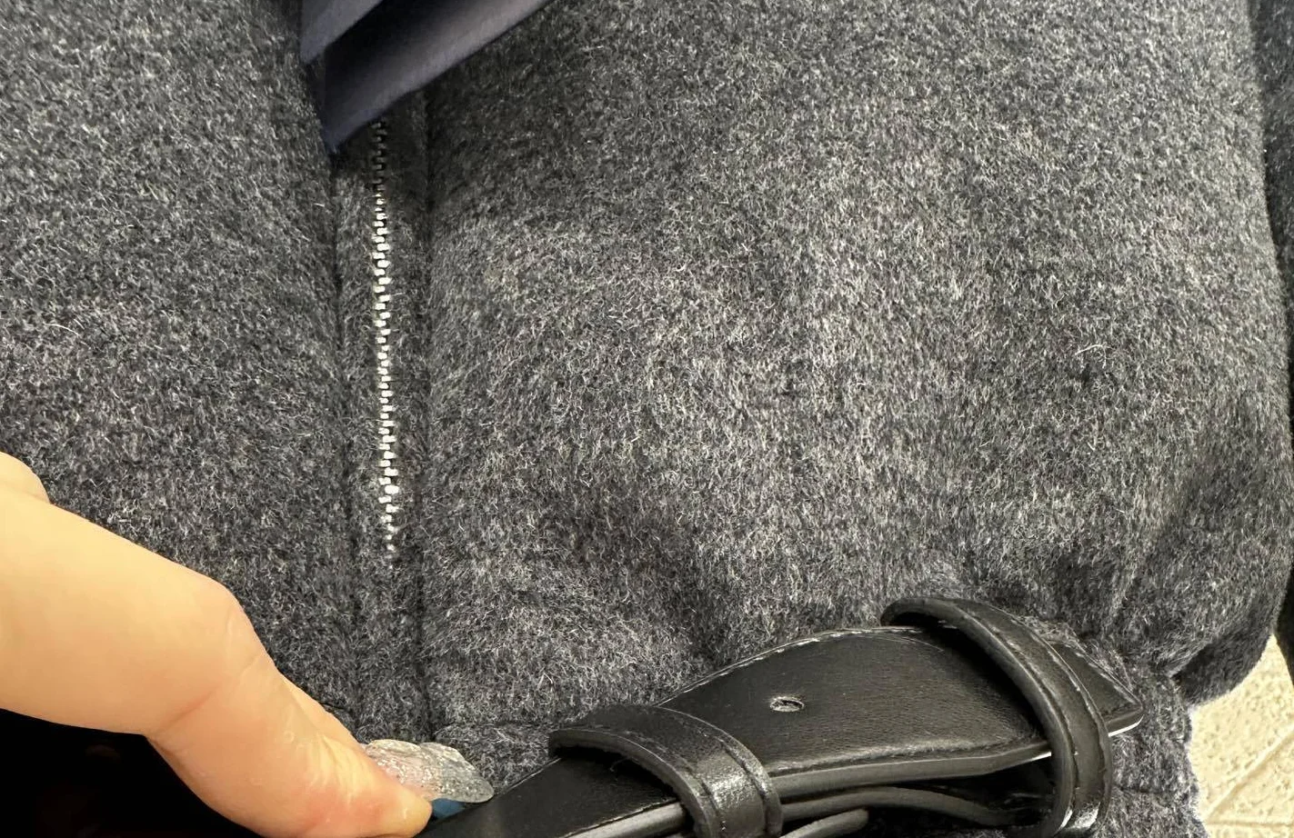 冬の新しいエレガントなスタイルのスタンドカラー、ベルト付き、ウエストシェイプのウールダウンジャケット、婦人服