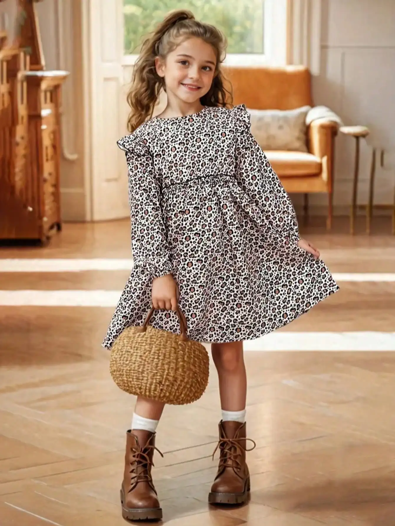 Elegantes, vielseitiges Kleid mit Leopardenmuster und langen Ärmeln für Mädchen, aus schmalem Strickstoff mit ausgestellten Rüschenkanten-Details. – Detail 10