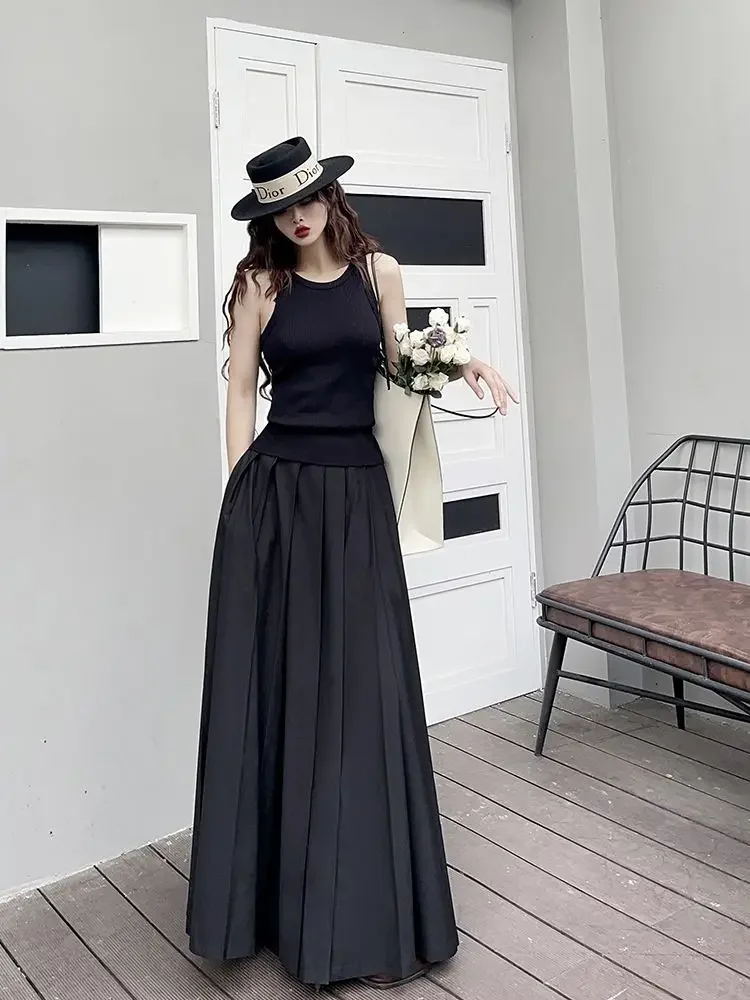 レトロなローウエストのカジュアルでスリムな足首丈のプリーツスカート、大きな裾が特徴の黒のアメリカンクールでスタイリッシュなスカート