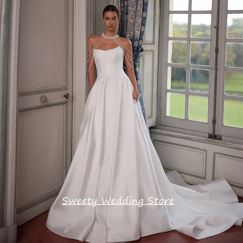 Modernes Hochzeitskleid Maßgeschneidert mit Perlen, Neckholder, Ärmellos, Applikationen, Schleppe aus Satin, Brautkleid für Frauen