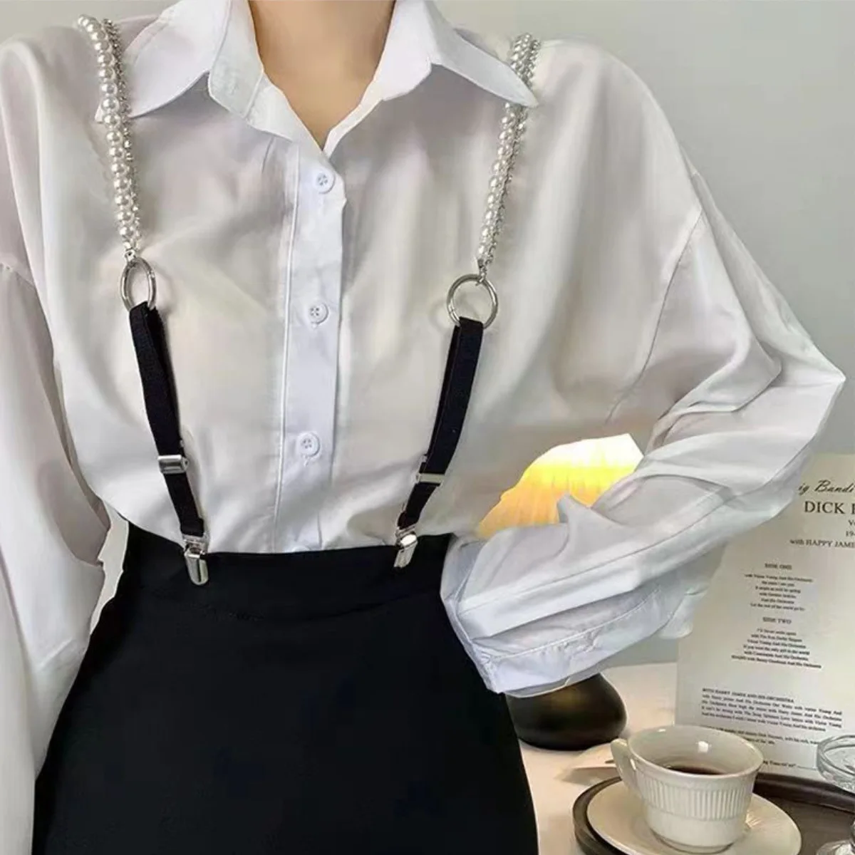 قميص نسائي مزخرف بحزام لؤلؤي جديد لعام 2025 بمزاج عالي الإحساس بحزام من حجر الراين مشبك خلفي مرن النسخة الكورية موضة t
