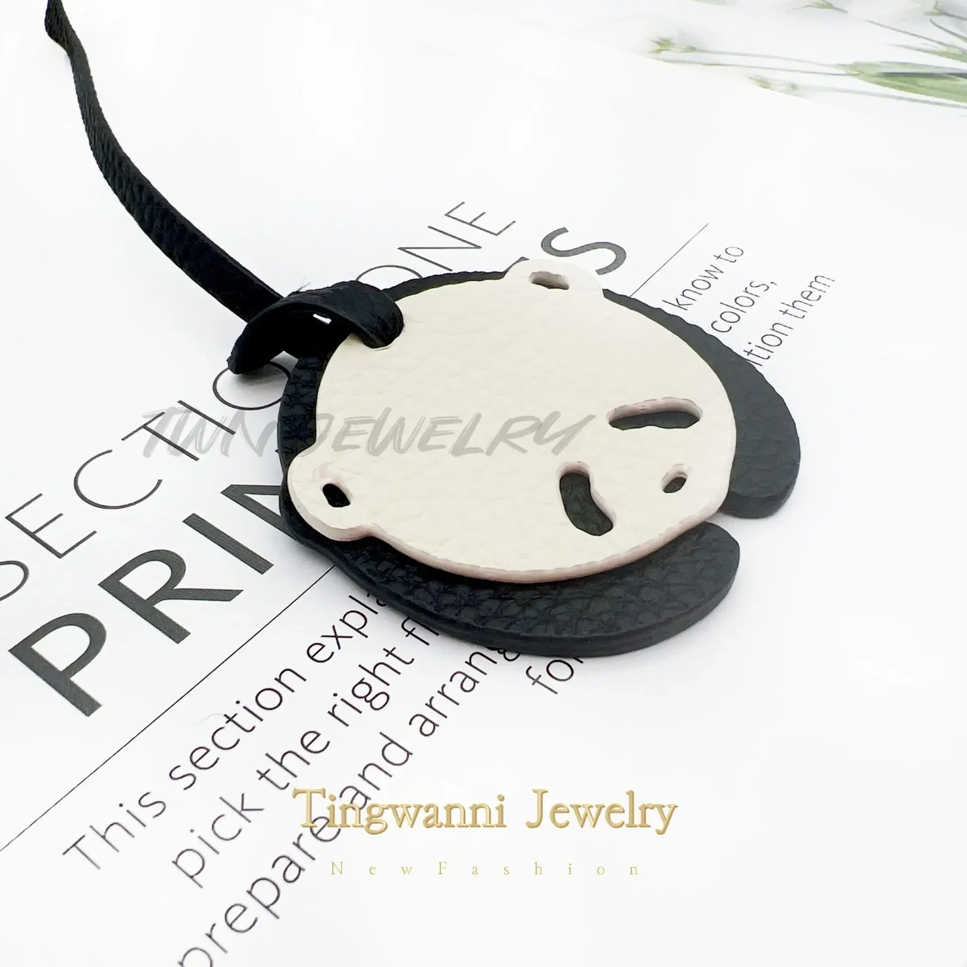 Cute Giant Panda Bag Pendant Head layer Leather Hanging Decoration Car Keychain Backpack Animal Hanging Decoration