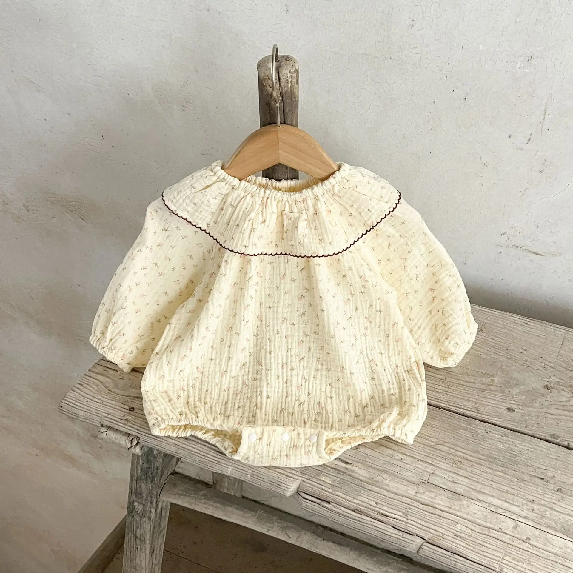 2026年新作、0～3歳向け、春・秋のベビー服、韓国風のかわいい女の子用、花柄のボディスーツ、100日祝いにも、蓮の葉のような襟のついたワンピース。