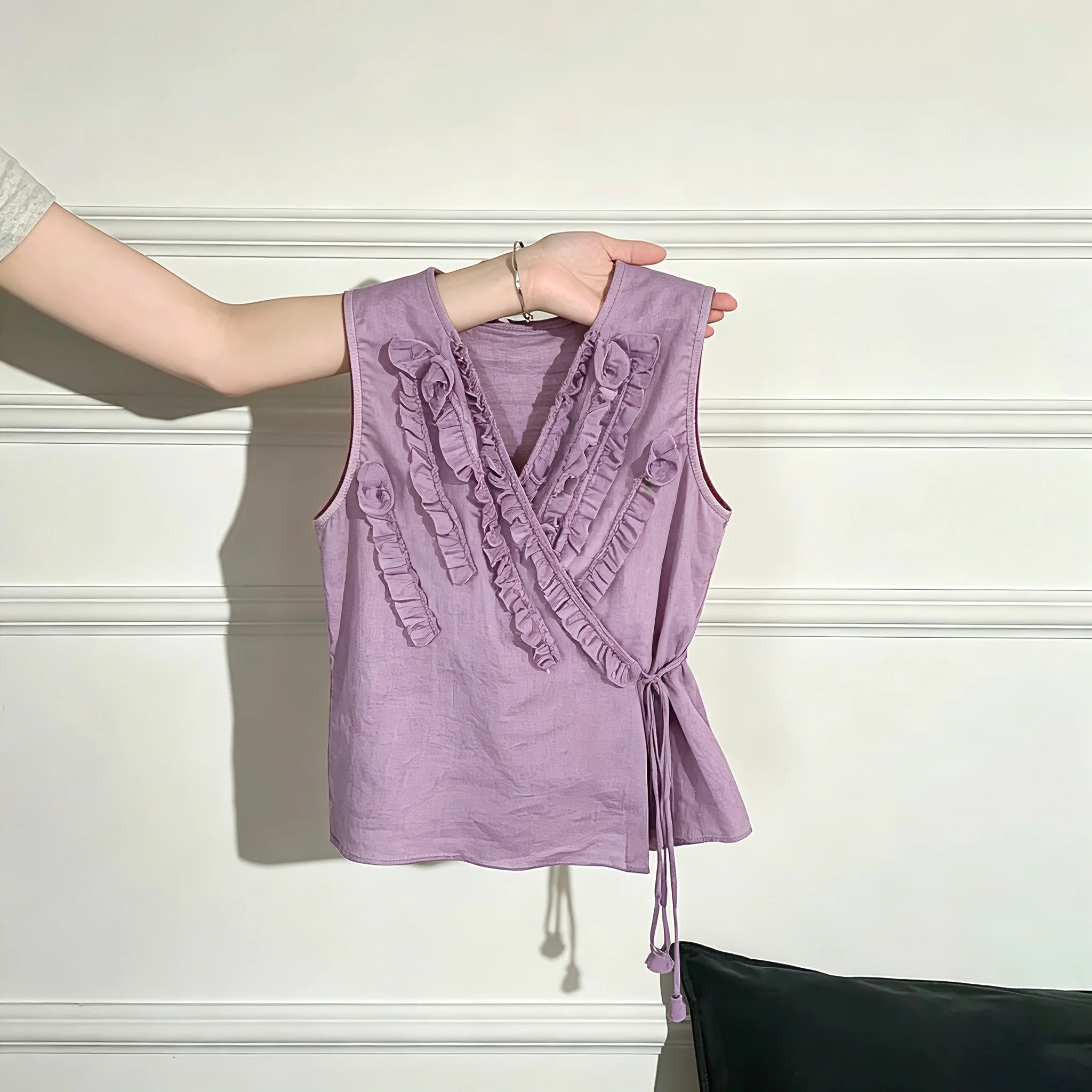 

Casual V-neck Tunic Shirt with Lace Trim Sleeveless Versatile Unisex Summer Fashionable Loose Fit Shirt for Young Adults