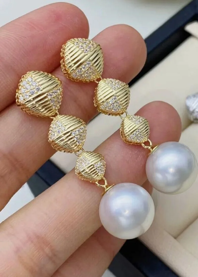 

Элегантная пара круглых висячих сережек с белым жемчугом Южного моря диаметром 10–11 мм, 925-х годов.