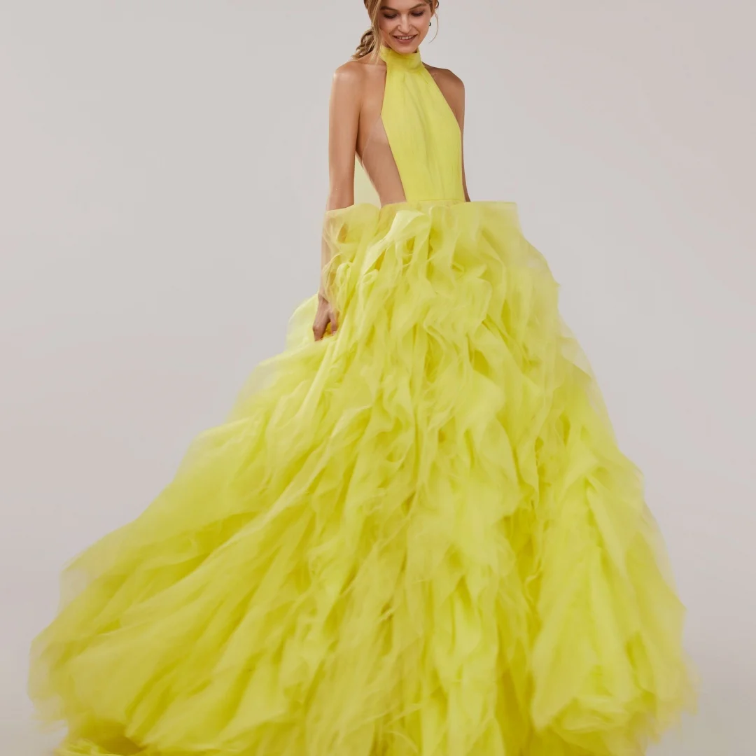 Bella op maat gemaakte gele halternek mouwloze robes de soirée rugloze feestjurken meerlaagse vloerlengte galajurk 2025