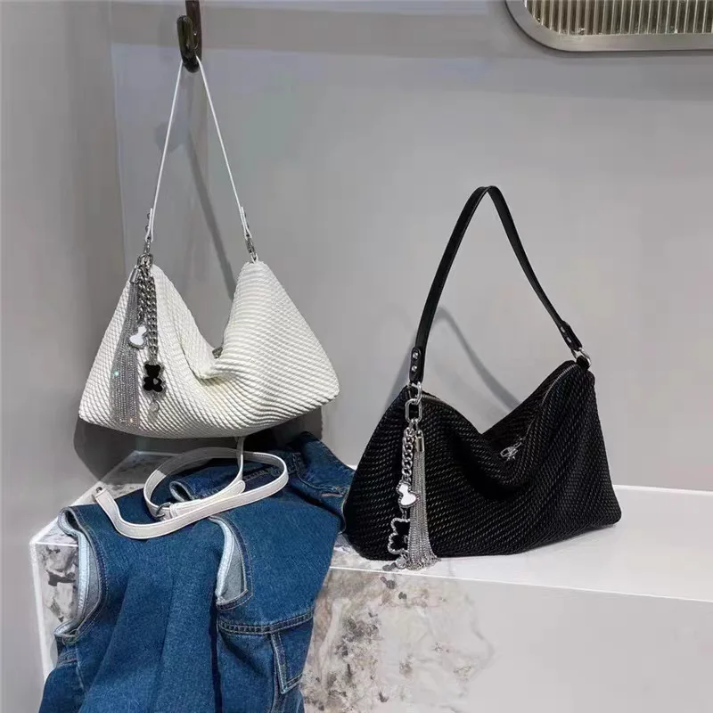 Nuevo bolso de mano de piel sintética suave a la moda europea y americana, diseño de textura plisada para mujer, bolso con cadena simple para ir al trabajo en las axilas
