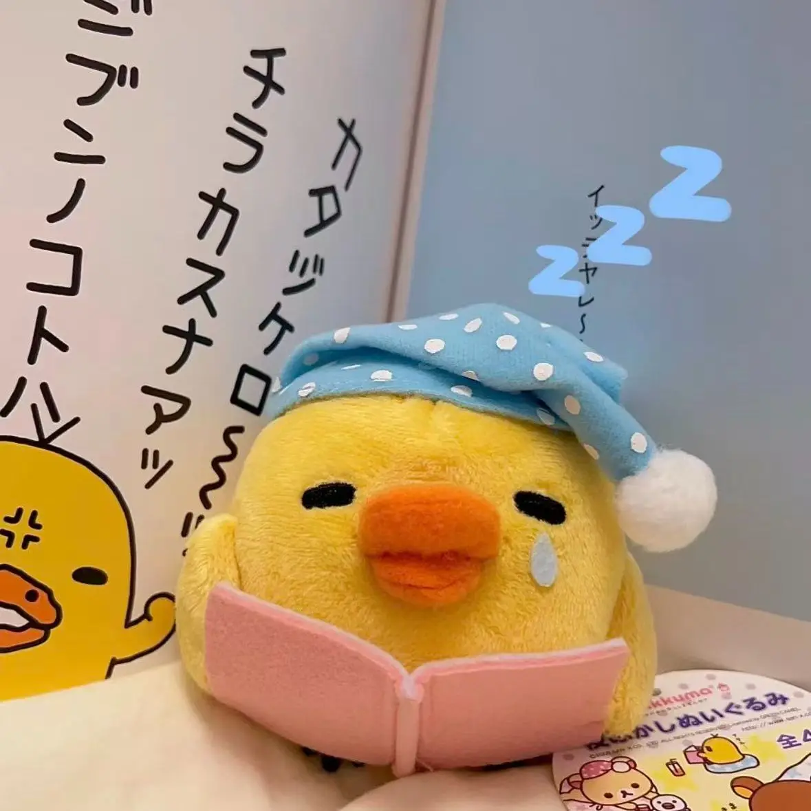 

Cartoon rilakkuma Kiiroitori reading sleepy little yellow chicken figurine cute silly funny little chicken hand jade ornament