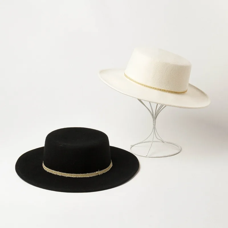 Autumn Winter New Style Frayed Edge Decorated Wool Felt Flat Top Hat for Travel, Shopping, and Leisure