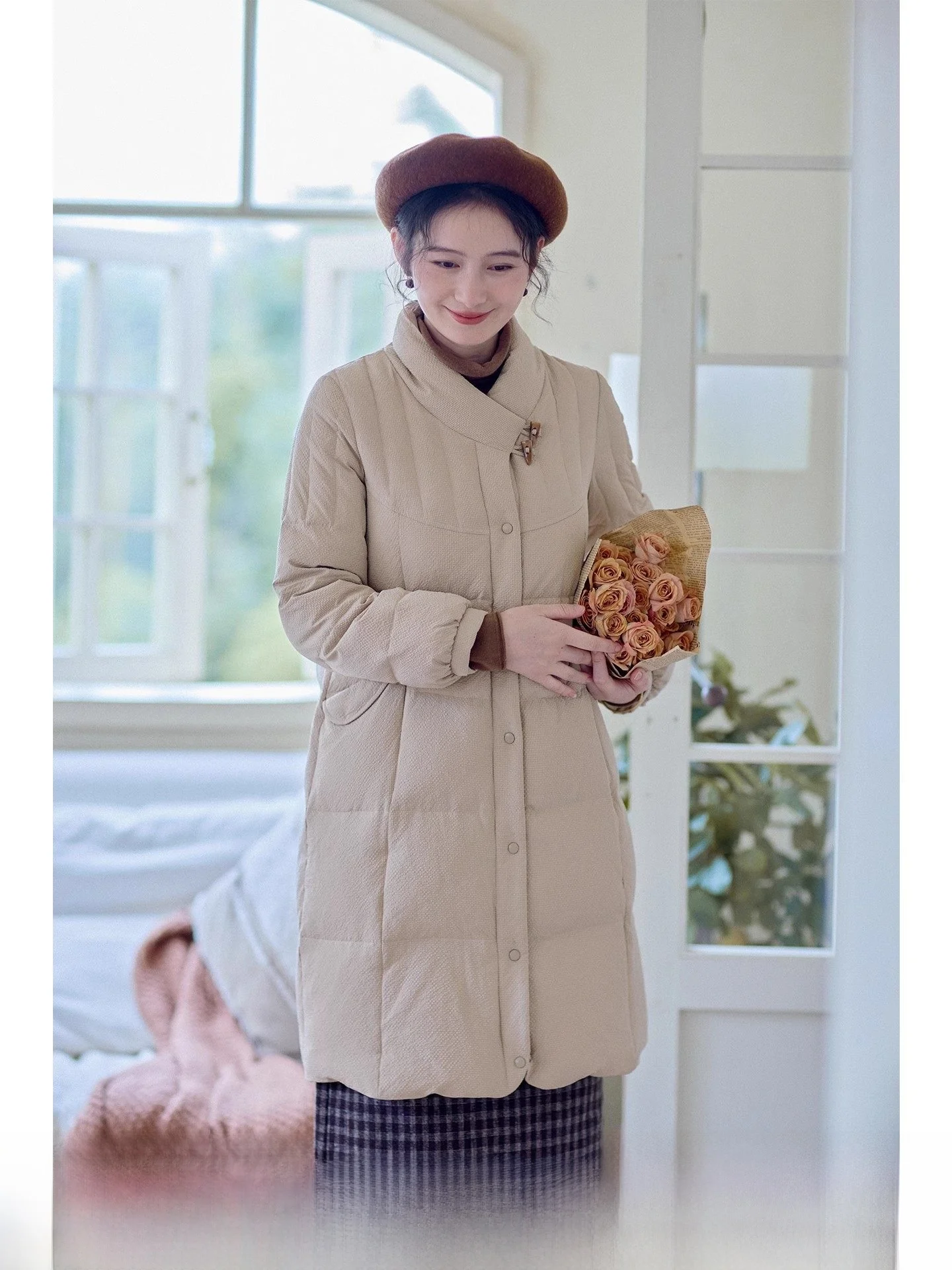 

Женское утепленное пуховое пальто Red Pearlcorn средней длины с белым пухом, художественным дизайном, теплым наполнителем, длинными рукавами и воротником-стойкой