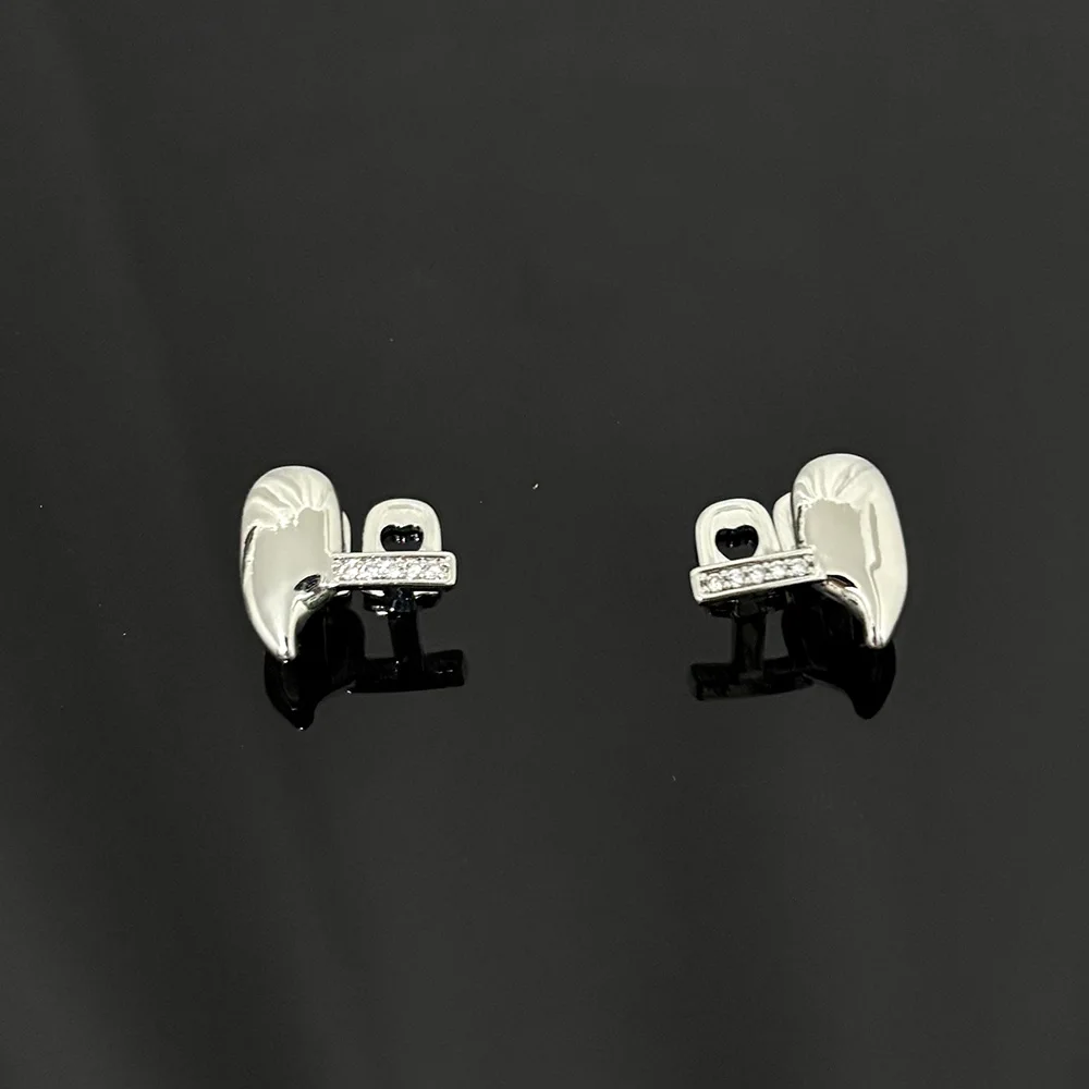 YOUNGX شريط أفقي الزركون الأسنان Grillz الأنياب للنساء الرجال المجوهرات الشرير تشيكوسلوفاكيا حجر لامع الأسنان قبعات هالوين تأثيري هدية