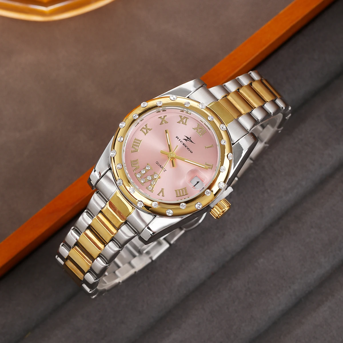 Ladies' quartz watch with color blocked metal strap, Roman scale inlaid diamond bezel, pink dial with calendar, light luxury, ex