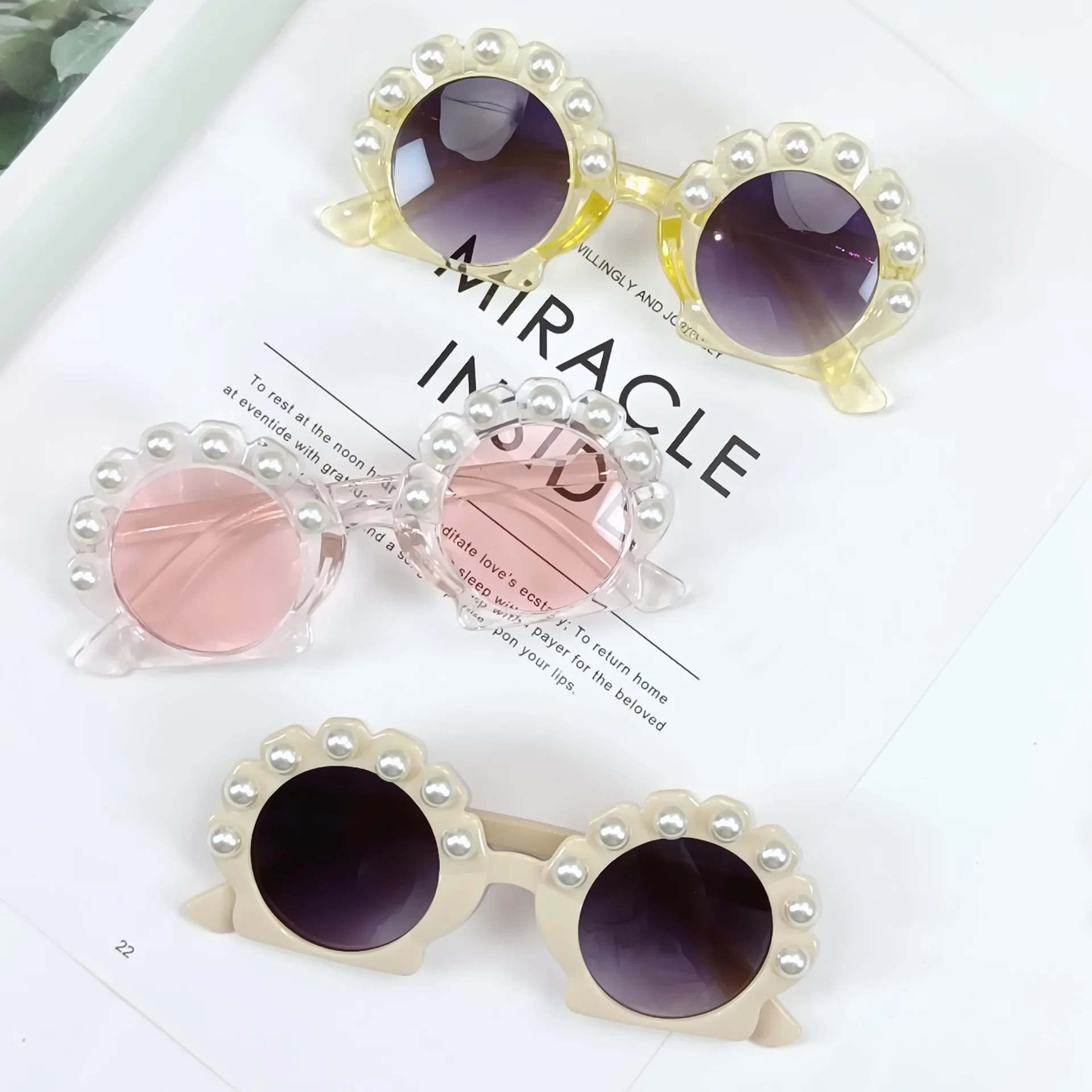 Children Shell Shaped Sunglasses Vintage Female Pearl Frame Sun Glasses UV400 Girls Boys Cute Shades 2024 Kids Fashion Eyewear