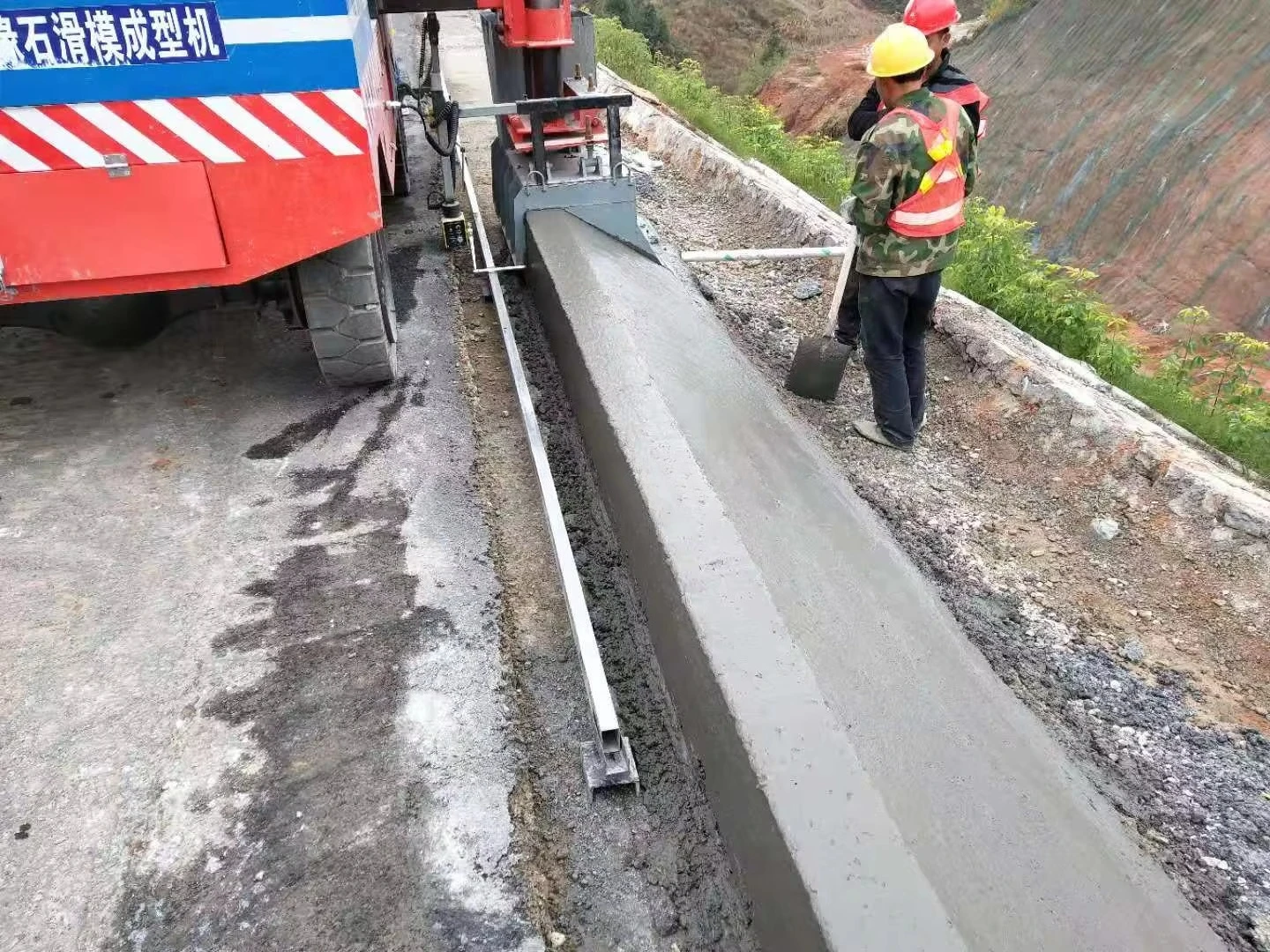 Automatic Concrete Curb Slip Form Machine Kerb Making Equipment for Road Construction