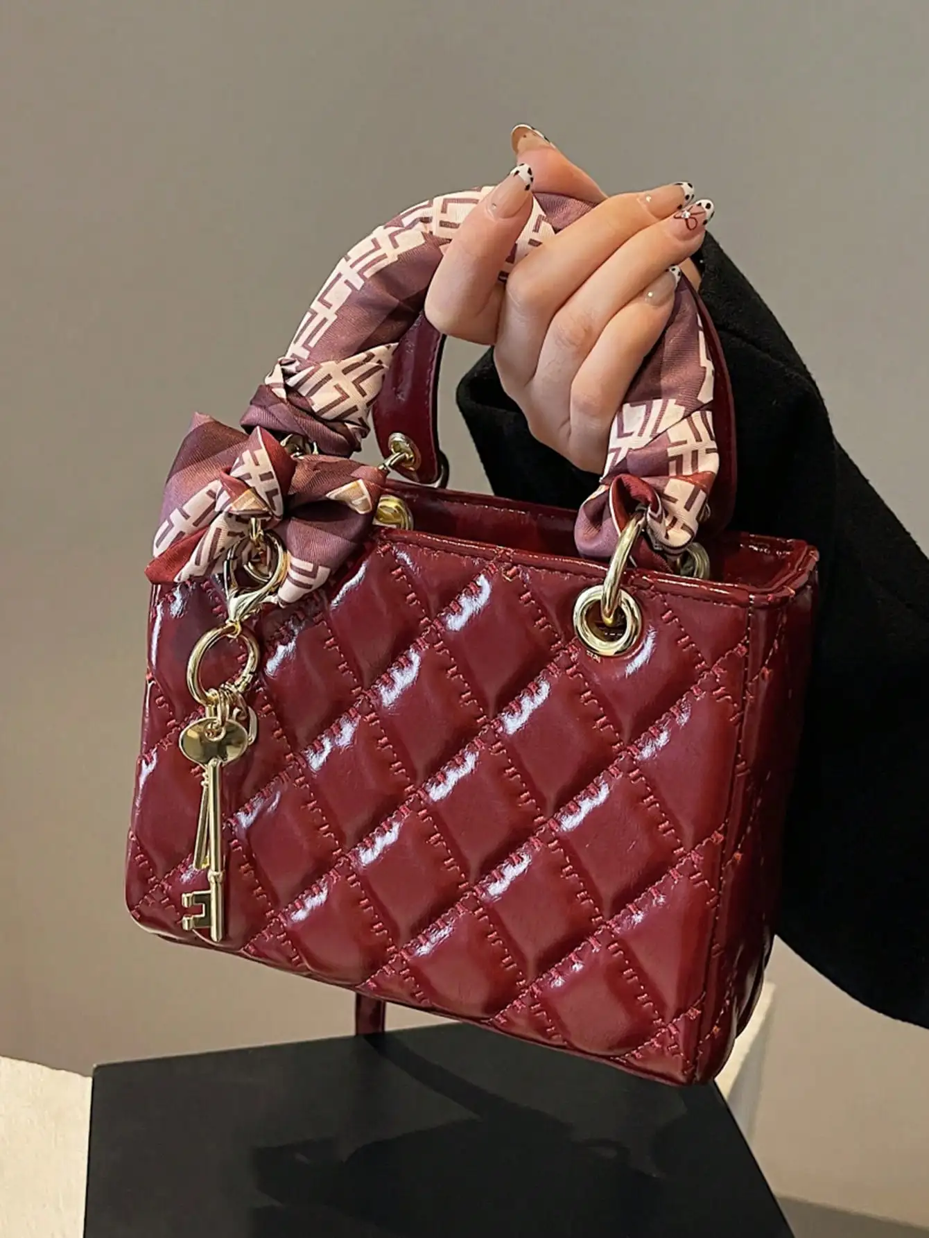 

High-Quality Quilted Small Square Bag: Silk Scarf & Key Pendant, Niche Design, Elegant Crossbody For Dating/Shopping/Gifting