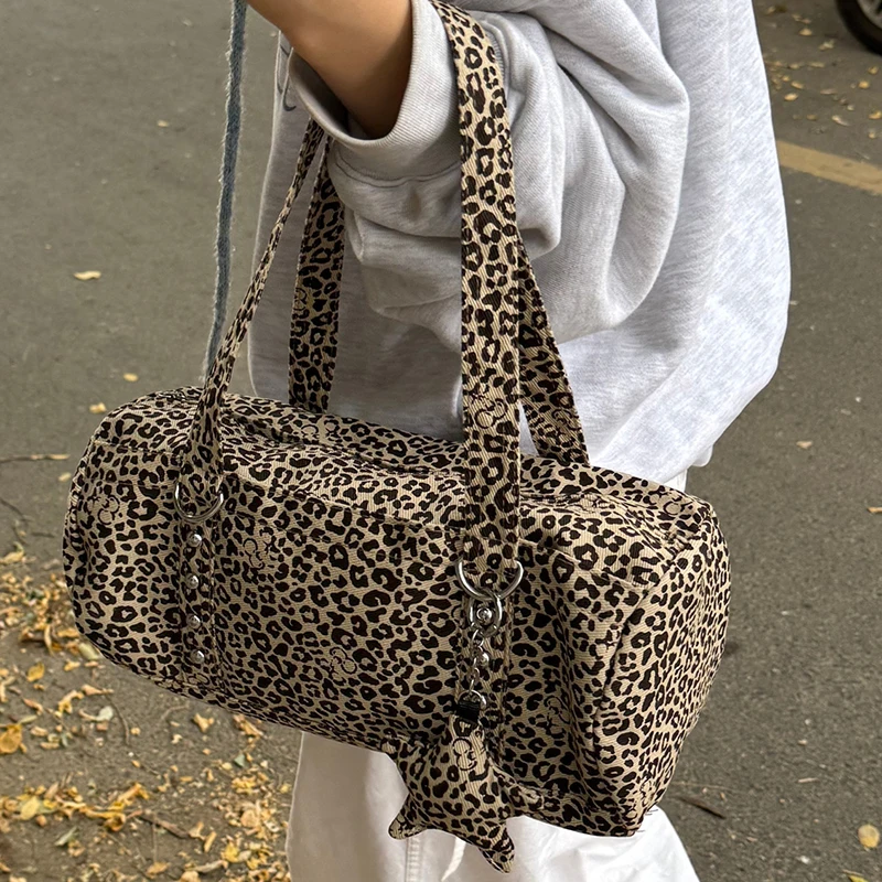 

Vintage Leopard Print Ladies Handbags Luxury Design Underarm Shoulder Bag for Woman Aesthetic Star Shaped Pendant Bolsos Mujer