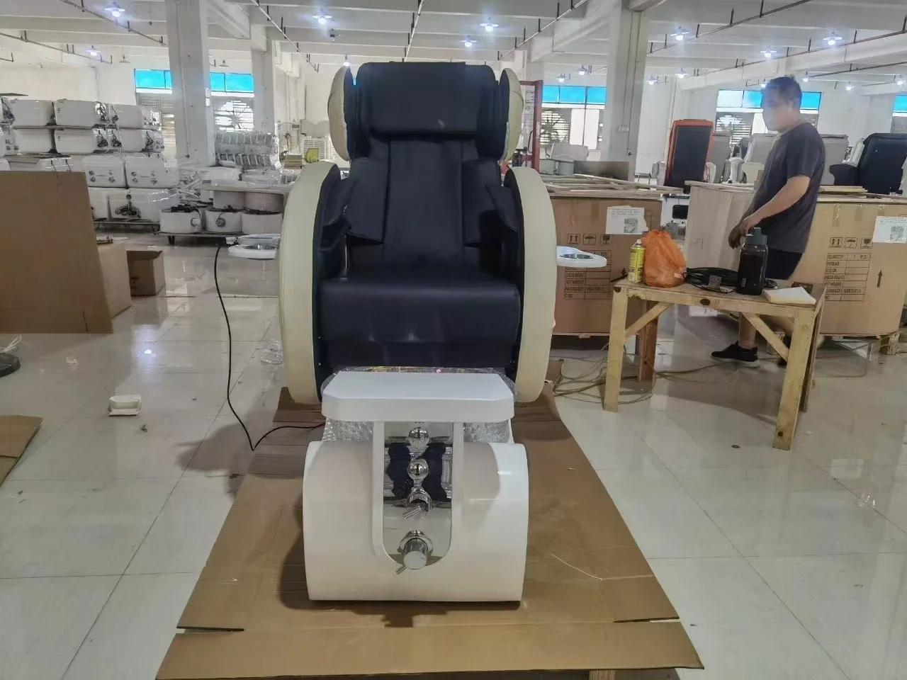 Modern Luxury Electric Reclining Pedicure Chair LED New Design for Nail Salon Spa Foot Care No Plumbing Massage Pedicure Chair