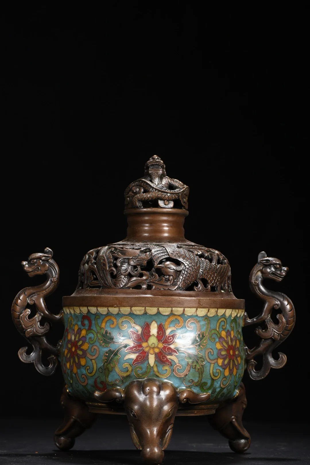 

9-дюймовая коллекция, старая бронза, перегородчатая эмаль, цветочная текстура, дракон, выдолбленное ухо дракона, трехногая курильница, зал поклонения